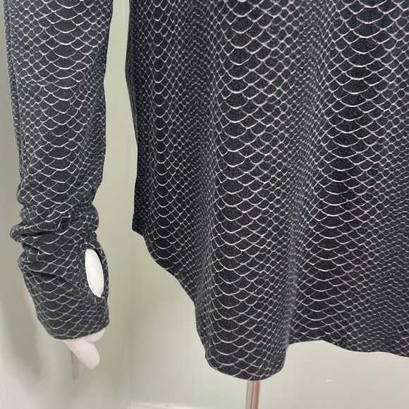 Under Armour women’s long sleeve black snake print top - Picture 3 of 6